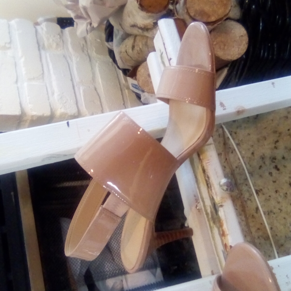 Neutral beige leather patent shoes. Made by Coach. - Picture 2 of 2